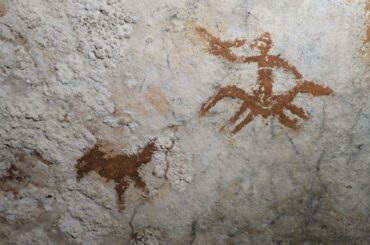 6万7800年前に描かれた手の輪郭、洞窟の壁から見つかる　インドネシア - CNN.co.jp
