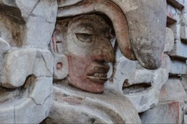 フクロウのくちばしの中に人間の頭部、驚きの彫刻を備えた1400年前の墓発見　メキシコ - CNN.co.jp