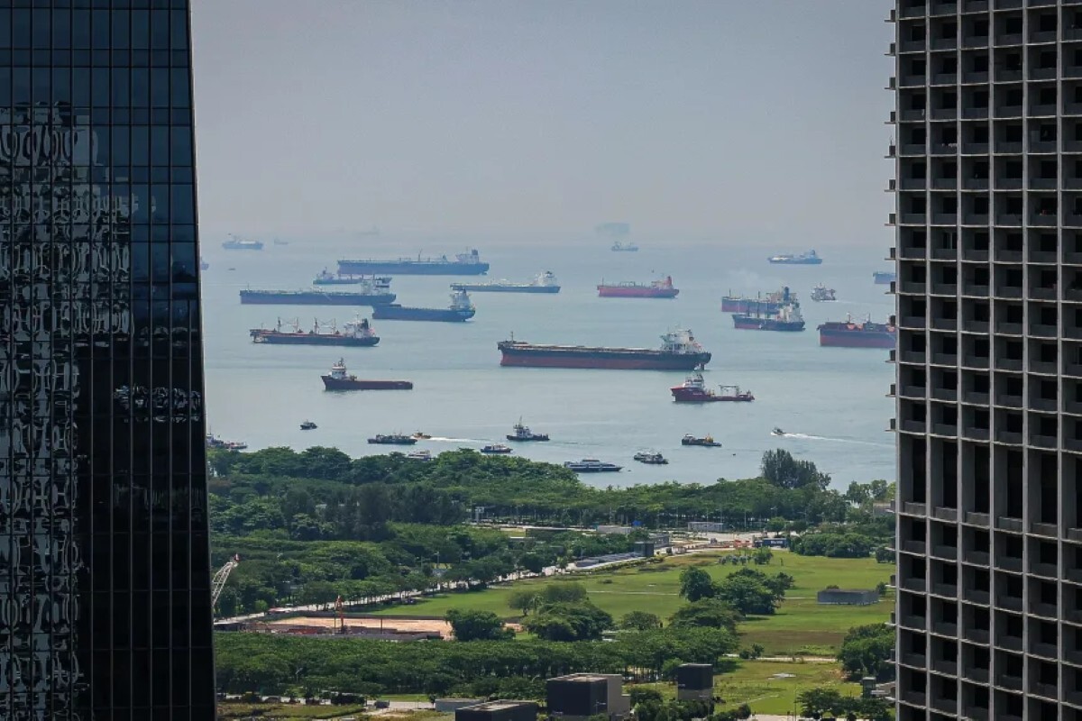 シンガポールの高層ビル2棟の間に見えるシンガポール海峡の貨物船＝2025年4月14日/Annice Lyn/Getty Images