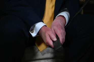 トランプ氏の左手に「あざ」、健康状態めぐる疑念再燃　以前からの右手に加え - CNN.co.jp