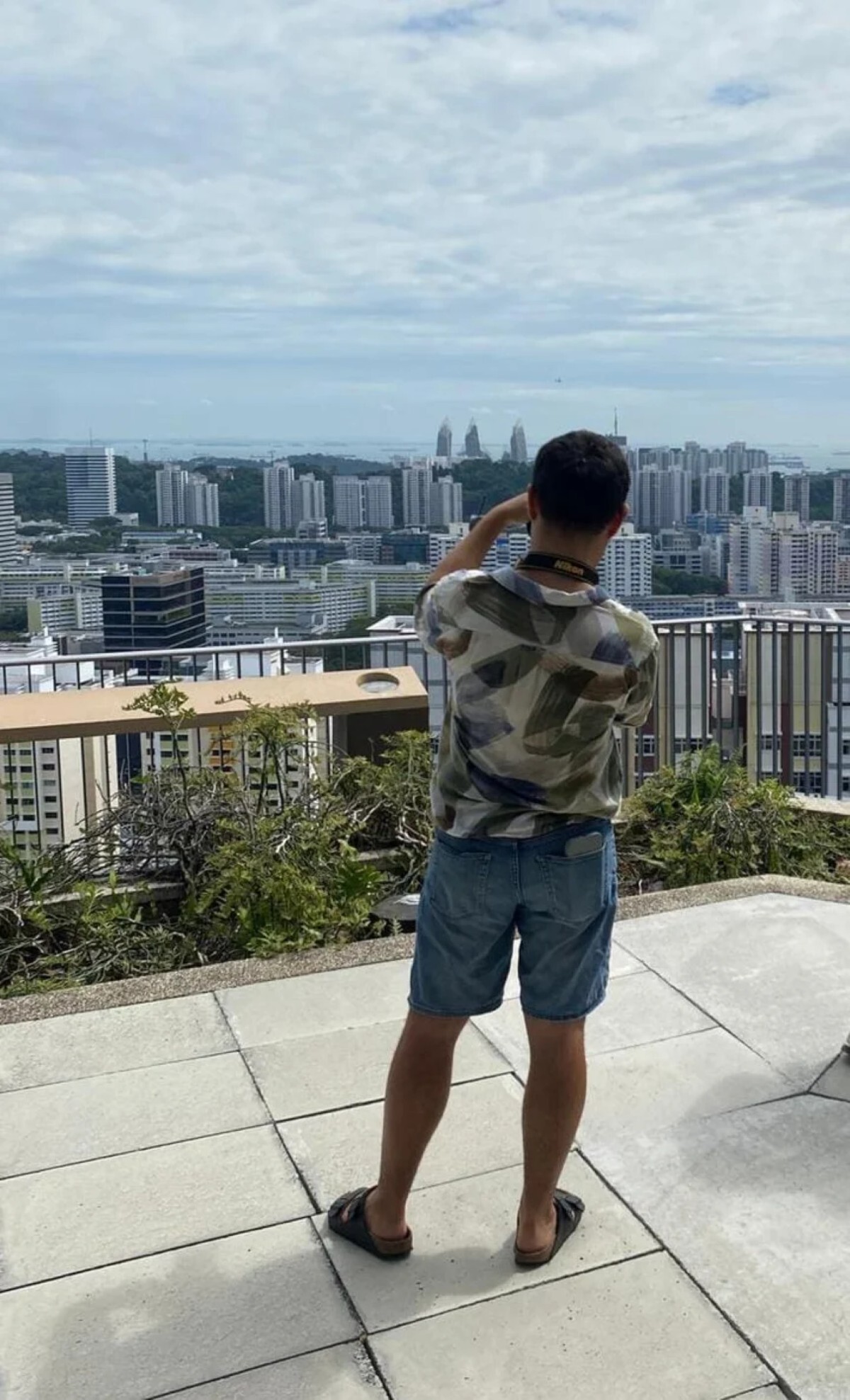 自宅コンドミニアムの屋上からシンガポール海峡に浮かぶ影のタンカーを探すレミー・オスマン氏/Remy Osman