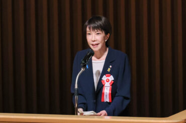 挨拶する高市総理１