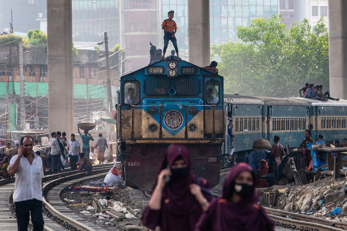 列車の屋根に立つ少年＝バングラデシュ・ダッカ/Syed Mahamudur Rahman/NurPhoto/Getty Images