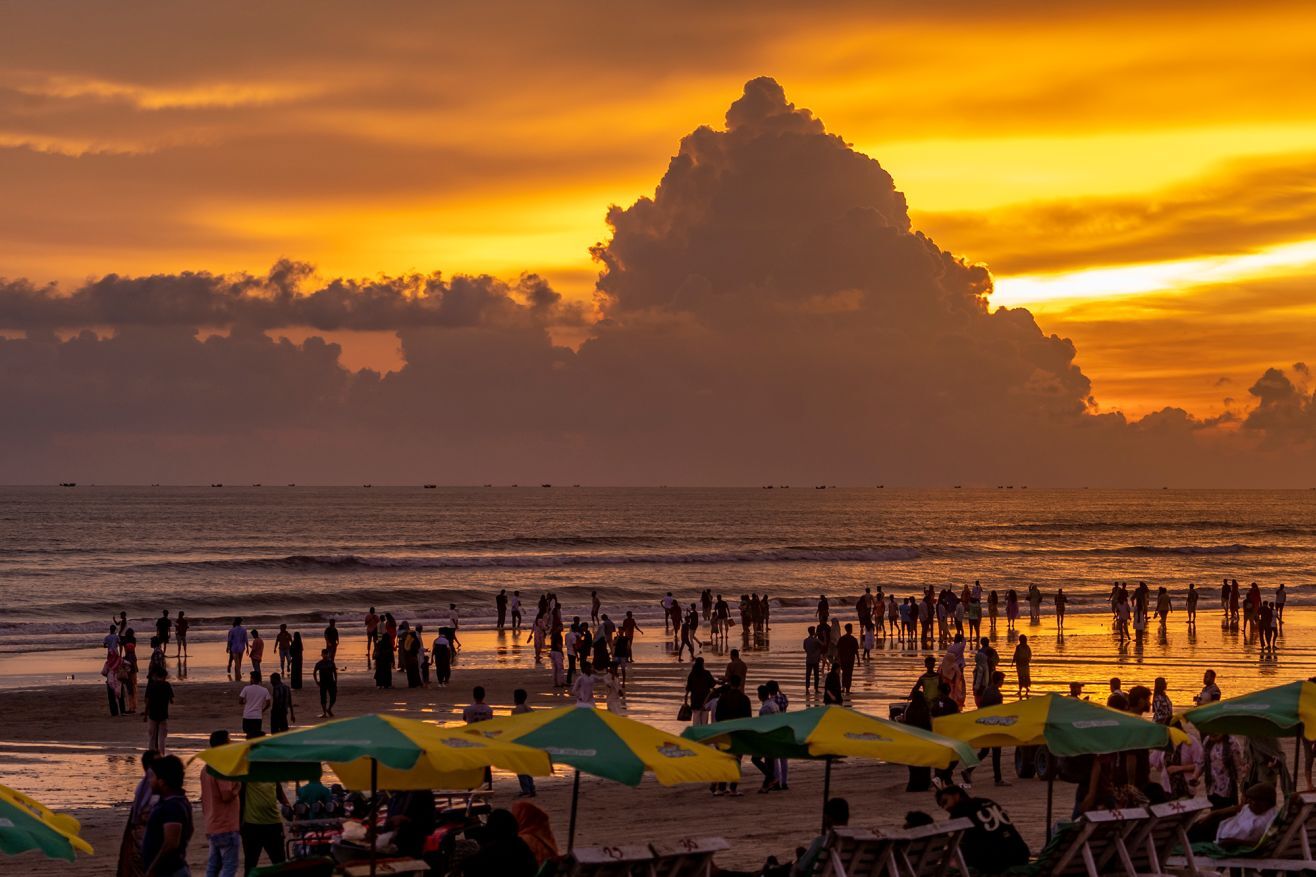 コックスバザールの海岸は、世界最長の天然の砂浜とも呼ばれる/Md Zakir Hossain/iStock Editorial/Getty Images