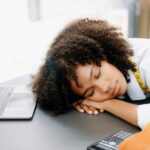 AIとの対話が人間の主体性を損なって「無力化」させるパターンの研究をAnthropicが発表 – GIGAZINE