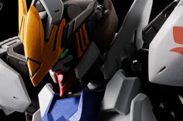 外装は完全新規造形！『機動戦士ガンダム 鉄血のオルフェンズ』「幕間の禊」よりガンダム・バルバトスアダプトがHGで初ガンプラ化！テイワズから支給された大小の太刀2種が付属 - 電撃ホビーウェブ