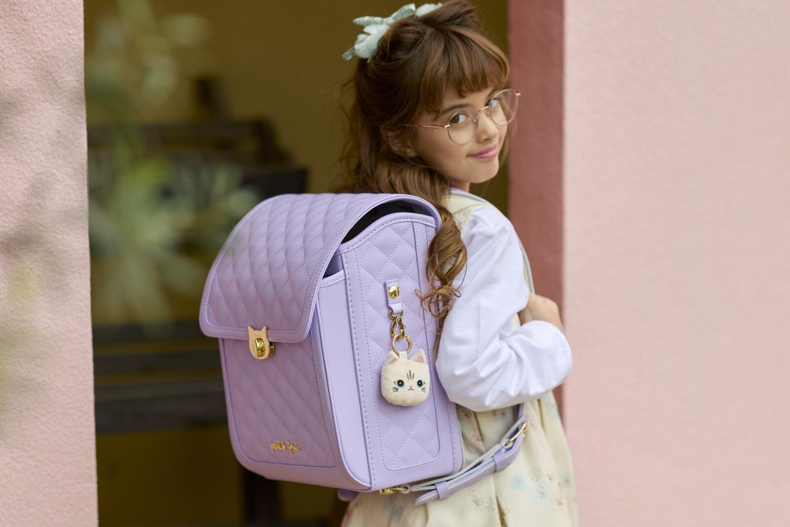 ポール & ジョー“マトラッセ風”キルティングのランドセル、ネコ型の回転錠＆チャーム付きで – ファッションプレス