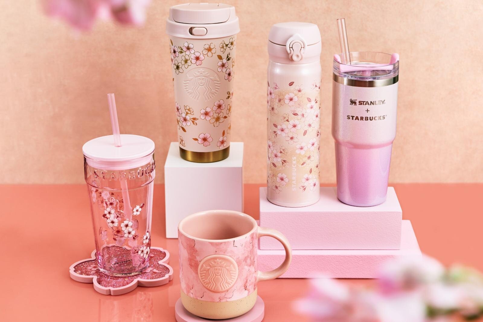 スターバックス26年春グッズ、煌めく桜のステンレスボトル＆ひんやりドリンクでカラーチェンジタンブラー – ファッションプレス