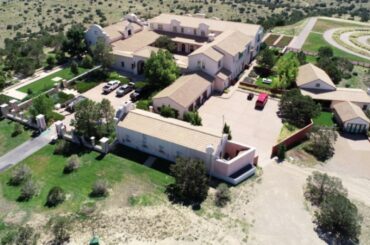 米ニューメキシコ州、エプスタイン氏牧場付近の遺体埋葬疑惑捜査 | ロイター