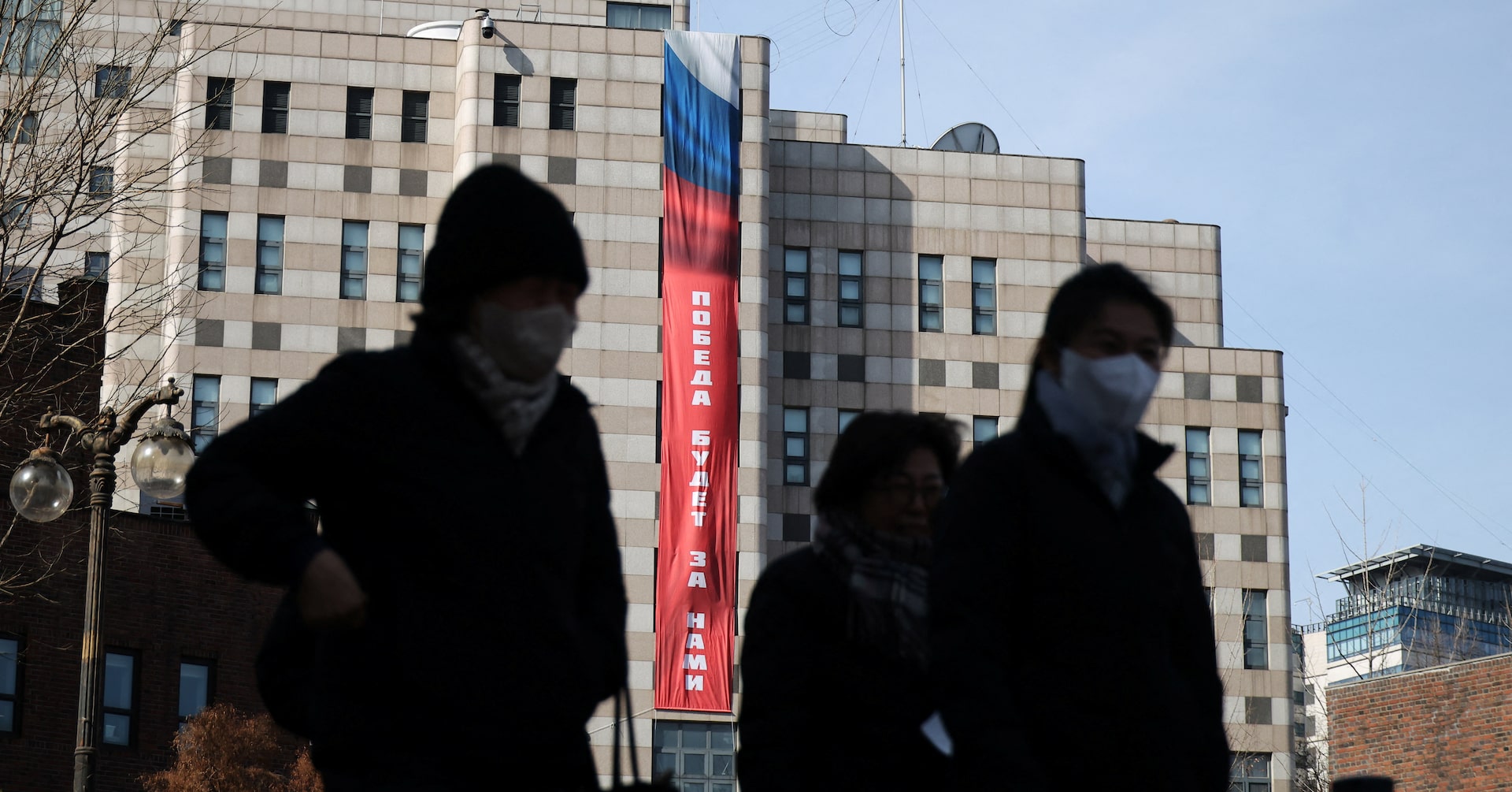 ソウルのロシア大使館に「勝利」の巨大垂れ幕、韓国が撤去要請も応じず | ロイター ソウルのロシア大使館に「勝利」の巨大垂れ幕、韓国が撤去要請も応じず | ロイター