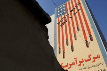 イラン、学生の反政府デモ3日目に　米は空爆検討 | ロイター