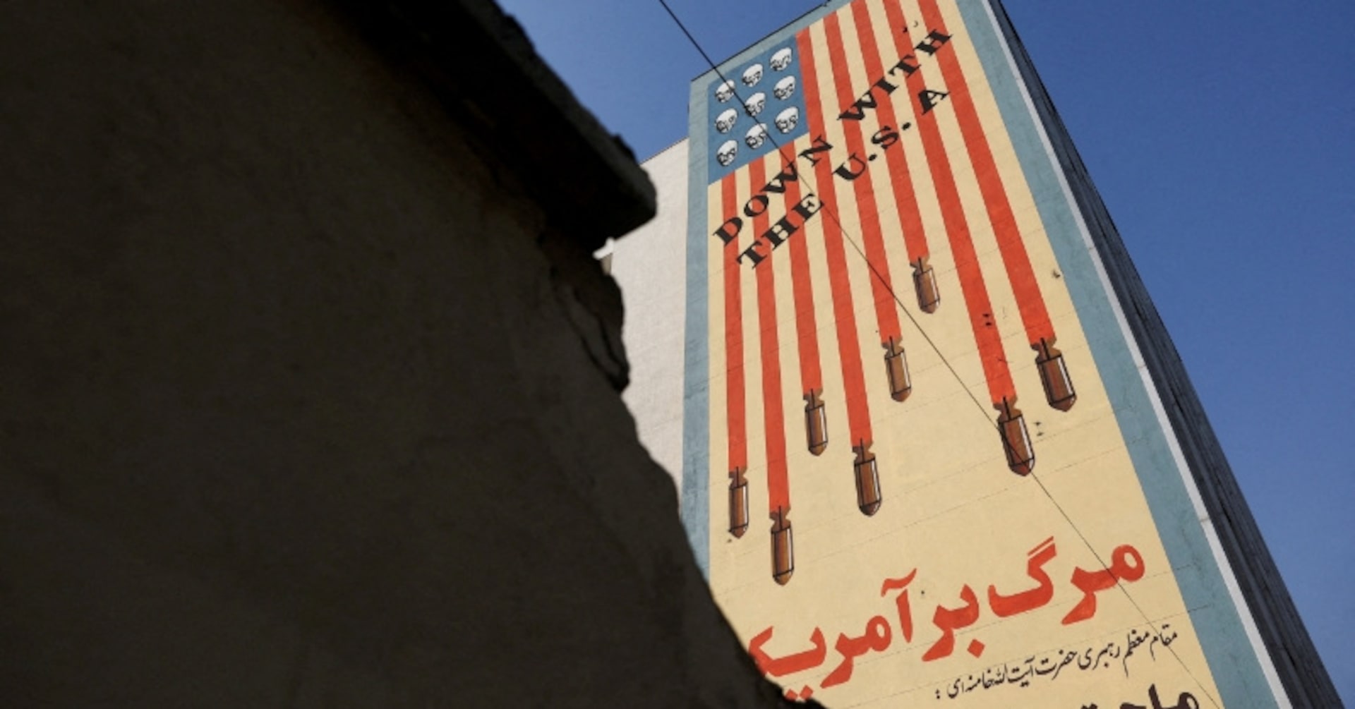 イラン、学生の反政府デモ3日目に 米は空爆検討 | ロイター イラン、学生の反政府デモ3日目に 米は空爆検討 | ロイター