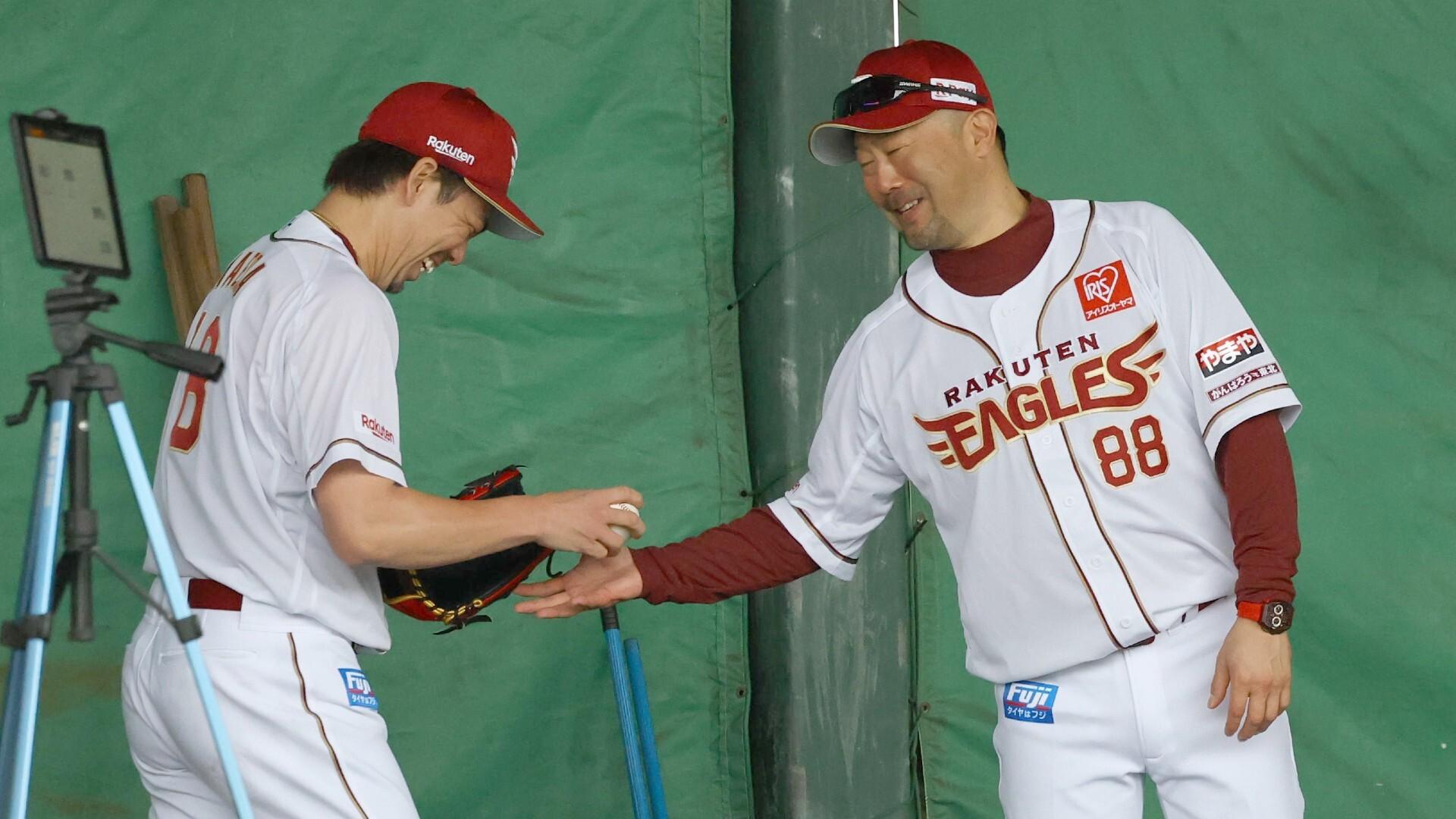 【楽天】新加入の前田健太が三木肇監督からボールを手渡され初日からブルペン入り|プロ野球(DAZN News) – Yahoo!ニュース 【楽天】新加入の前田健太が三木肇監督からボールを手渡され初日からブルペン入り|プロ野球(DAZN News) - Yahoo!ニュース