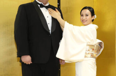整髪を終えドルジハンド夫人と笑顔で写真に納まる伊勢ケ浜親方（カメラ・清水　武）