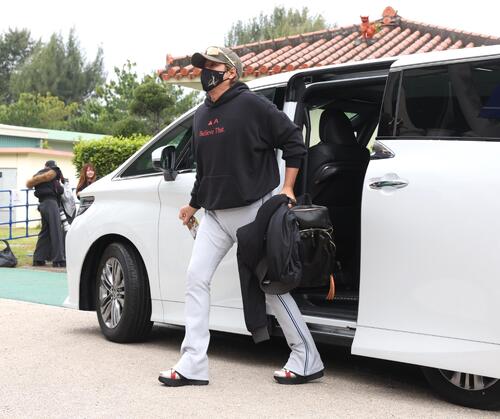 【日本ハム】12球団トップを切って紅白戦 新庄監督熱視線/速報中 – nikkansports.com 2軍キャンプ地の球場に入る新庄監督(撮影・黒川智章)