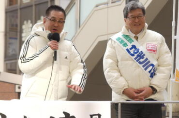 日本維新会の遠藤敬首相補佐官（左）の応援を受け、街頭演説する自民党の萩生田光一氏