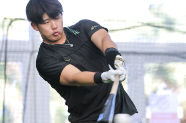 休日返上の練習でマシン打撃を行う石塚（カメラ・小林　泰斗）