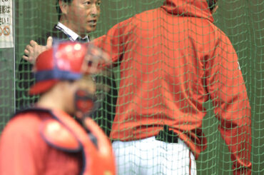 新井貴浩監督（右）に挨拶する長野久義氏（左）（カメラ・岩田　大補）