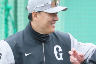 笑顔で話す李承燁コーチ（左）と亀井善行コーチ（カメラ・山崎　賢人）