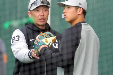 阿部監督（左）から送球の指導を受ける石塚（カメラ・山崎　賢人）　