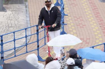 雨の中、球場入りする新庄監督（撮影・黒川智章）