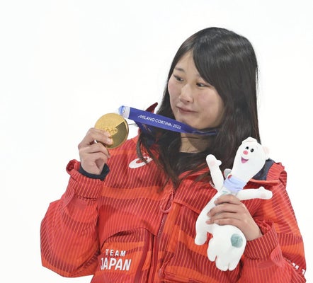 女子ビッグエアの表彰式で金メダルを見つめる村瀬心椛（９日）＝三浦邦彦撮影