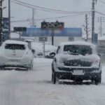 国道事務所が"怒り"の警告「ノーマルタイヤが原因で立ち往生が起きました」 「溝なし夏タイヤ車」が大雪でスタックし「主要国道を停滞」発生 「迷惑です!」厳重注意を訴え 滋賀 – くるまのニュース