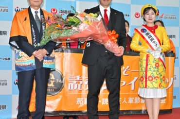 セレモニーで花束を受け取った阿部慎之助監督（カメラ・古川  剛伊）