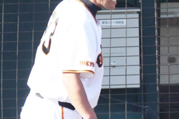 選手交代を告げる阿部慎之助監督（カメラ・池内　雅彦）