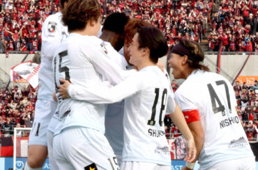 １４日の大宮戦ではＤＦ家泉怜依（１５番）がヘディングで先制して祝福の輪ができた