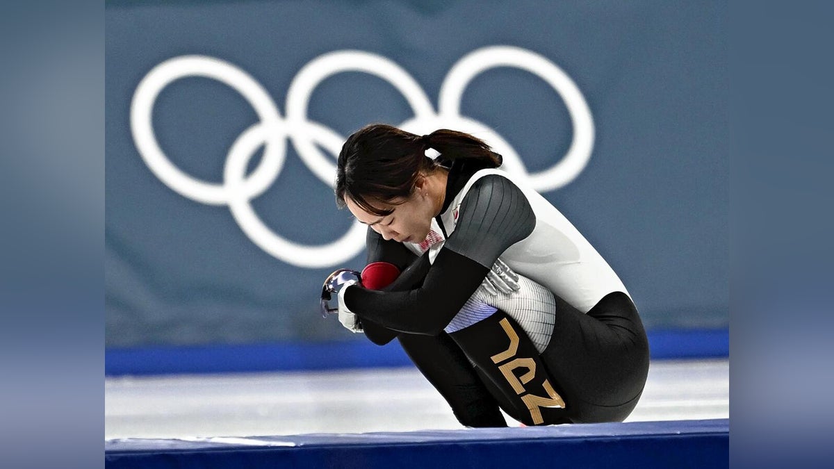涙流す吉田雪乃、高木美帆が「よく頑張ったね」と抱きしめる…メダル遠く「描いた景色見られなかった」 – 読売新聞オンライン 涙流す吉田雪乃、高木美帆が「よく頑張ったね」と抱きしめる…メダル遠く「描いた景色見られなかった」 - 読売新聞オンライン