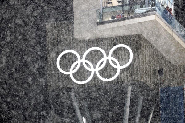 ３回目の飛躍の途中に降雪にみまわれたジャンプ台（１６日、伊プレダッツォで）＝富永健太郎撮影