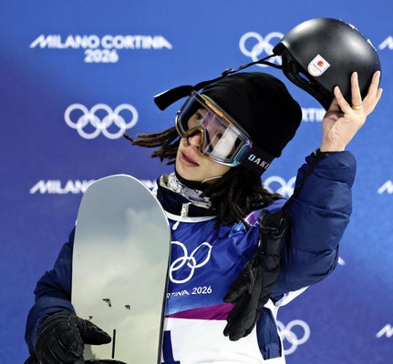 男子ハーフパイプ決勝を終えてヘルメットを脱ぐ平野選手（１３日、伊リビーニョで）＝三浦邦彦撮影