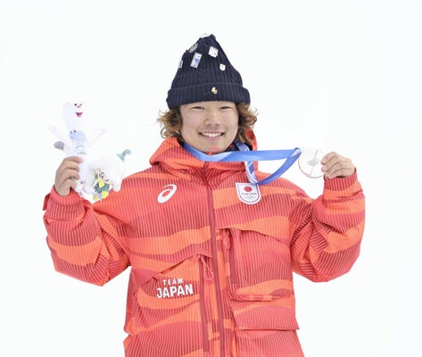 スノーボード男子スロープスタイルで銀メダルを獲得した長谷川帝勝（１８日、伊リビーニョで）＝三浦邦彦撮影