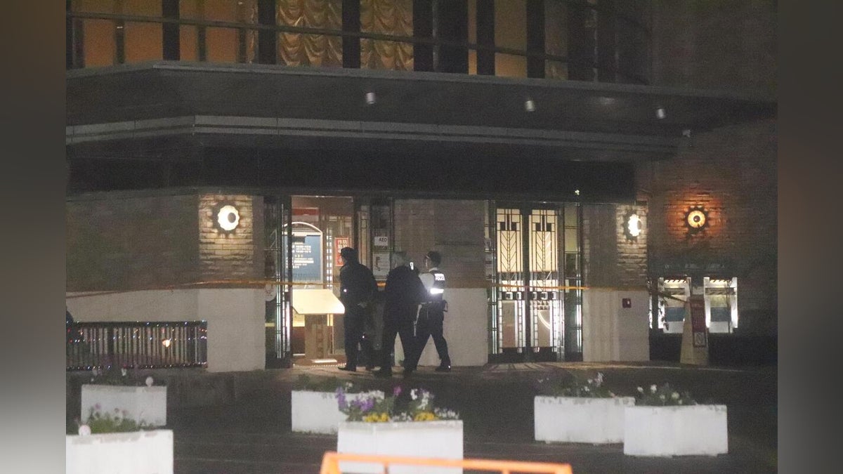 図書館で「刃物を持った人」「刺された人がいる」と通報、3人負傷…殺人未遂容疑で男を現行犯逮捕 – 読売新聞オンライン 図書館で「刃物を持った人」「刺された人がいる」と通報、3人負傷…殺人未遂容疑で男を現行犯逮捕 - 読売新聞オンライン