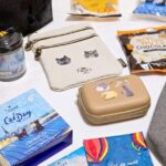 【ネコ好き必見】カルディで毎年大人気の「ネコの日バッグ」が今年も2種類登場! 全アイテムにネコがいる…! – ロケットニュース24