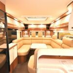 全長8.5mの「巨大サイズ」で「2人乗り」!? 5000万円級の"贅沢すぎる"キャンピングカーがスゴい！ 「シャワー＆トイレ」も完備のカタルゴ「Liner for two I 53L」がレベチだった – くるまのニュース
