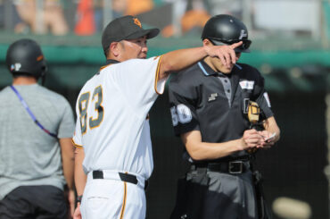 ９回、選手交代を告げる阿部慎之助監督（カメラ・小林　泰斗）