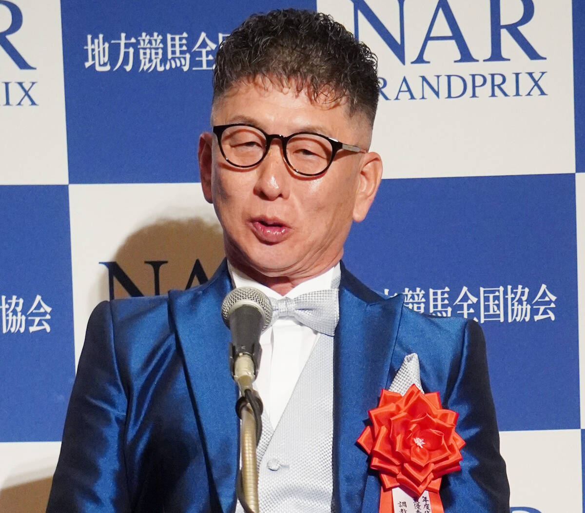 年度代表馬に輝いたディクテオンを管理する荒山勝徳調教師