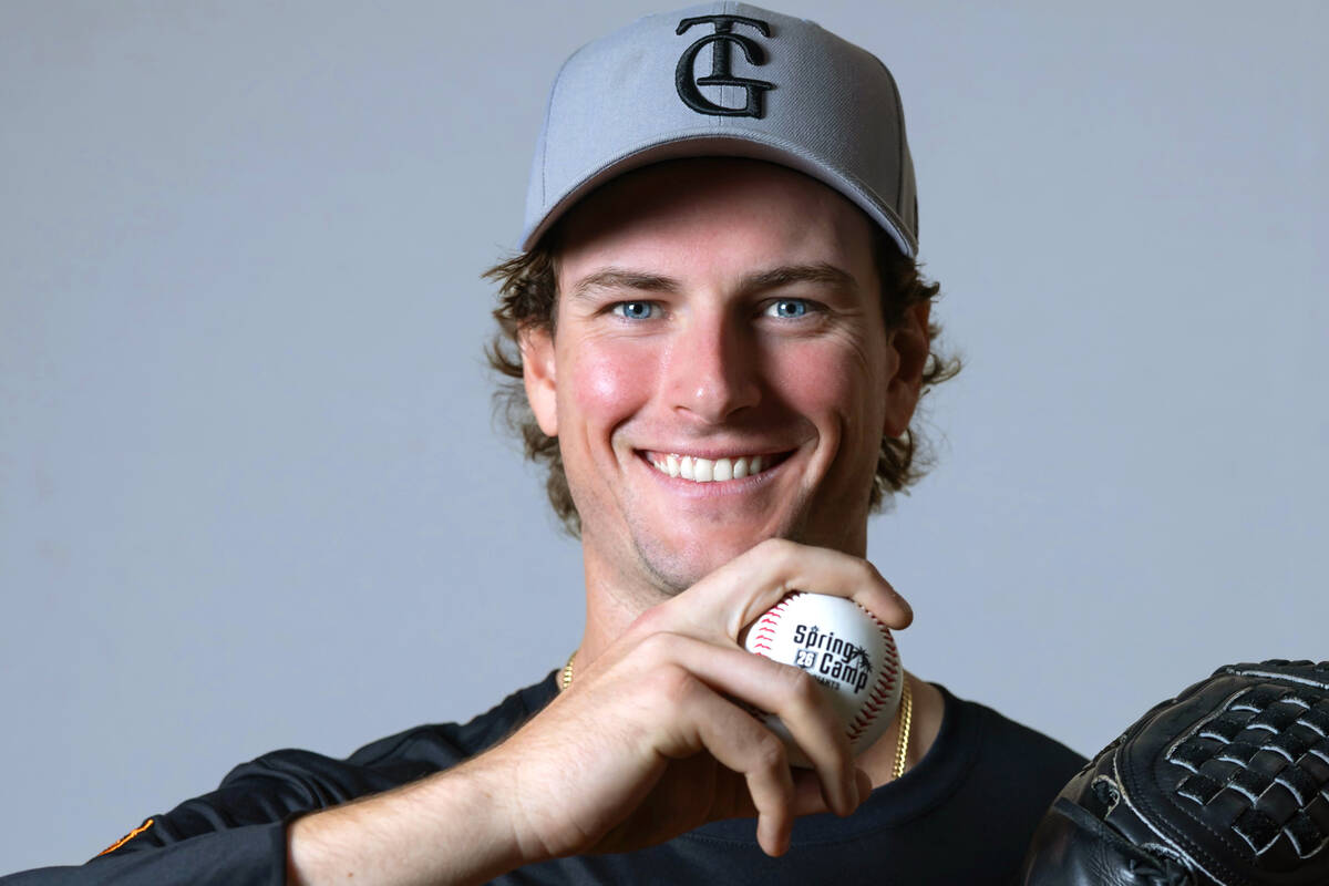 巨人新助っ人・ウィットリー、中学時代から巨人を認知「NPBのヤンキース」日本野球に憧れオファー即決 – スポーツ報知 単独インタビューに応じ、ポーズを取るウィットリー(カメラ・小林 泰斗)