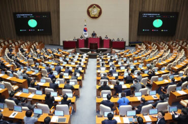 判事や検事に最大で懲役10年、与党・共に民主党主導で「法歪曲罪」可決・成立　韓国国会 - 朝鮮日報