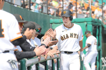５回２死二塁、左適時二塁打を放った松本剛