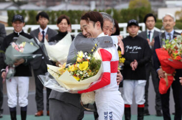 恩師の作田誠二調教師から花束を贈られ、感極まった様子で抱擁を交わす藤岡佑介騎手