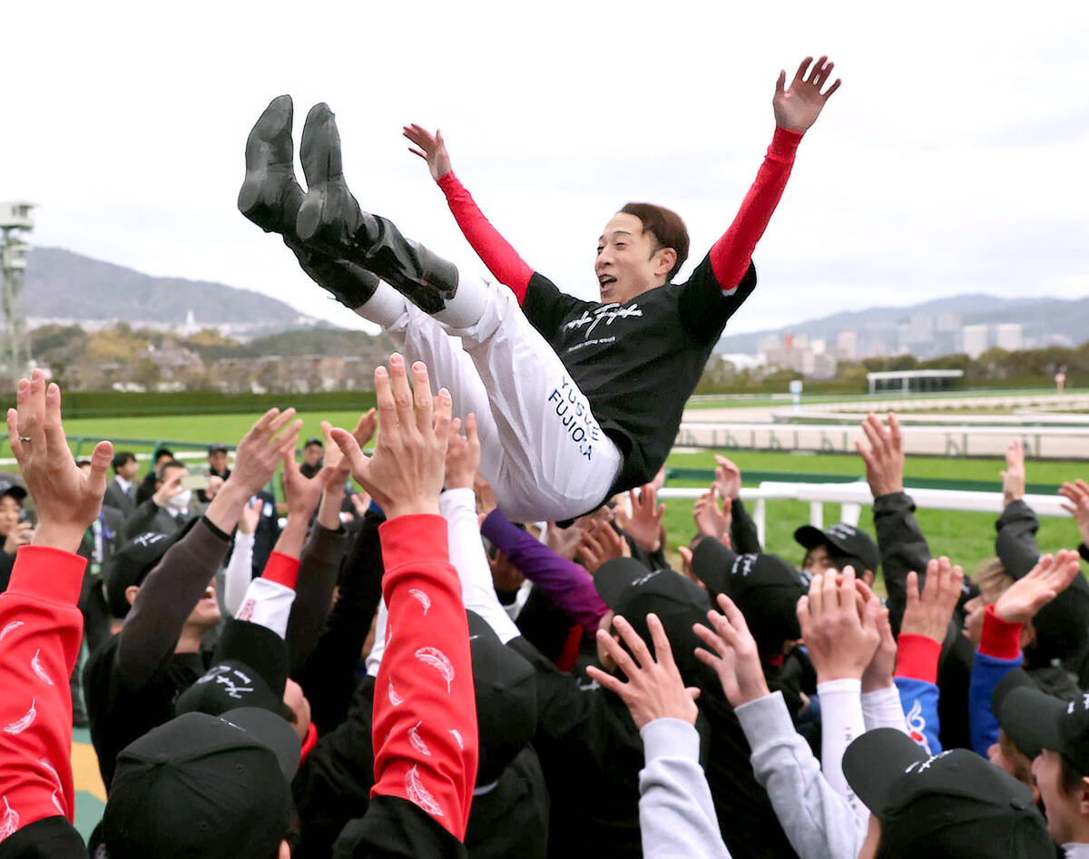 騎手仲間から胴上げで送られる藤岡佑介騎手