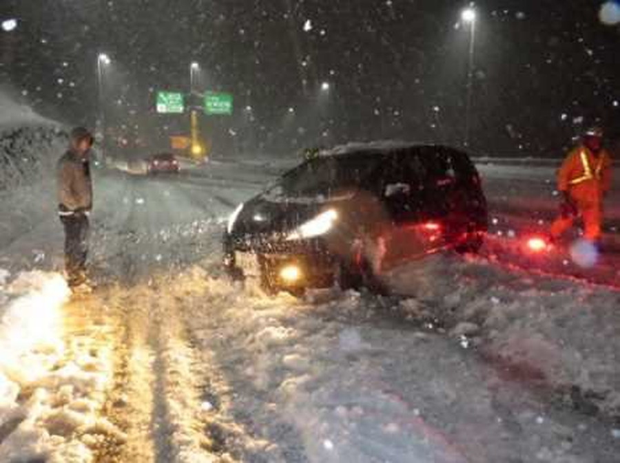 高速道路で「ノーマルタイヤ車」どれくらいいる？ 「大型車も3割ノーマル」の地域も 東名＆中央道のデータが公表 – 乗りものニュース