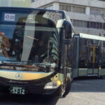 沿線は“カメラの列”!? 名古屋の「金の巨大バス」運行スタート！驚異の収容力で繁華街の混雑を救うか？ – 乗りものニュース