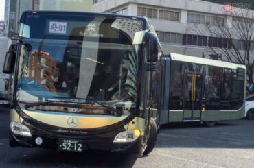 沿線は“カメラの列”!? 名古屋の「金の巨大バス」運行スタート！驚異の収容力で繁華街の混雑を救うか？ - 乗りものニュース