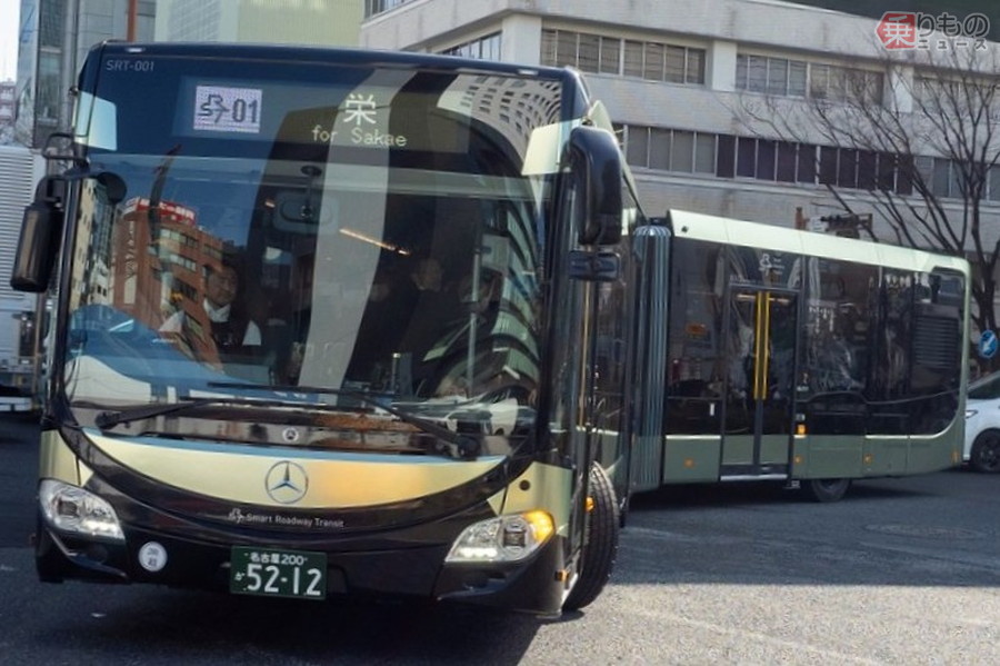 沿線は“カメラの列”!? 名古屋の「金の巨大バス」運行スタート！驚異の収容力で繁華街の混雑を救うか？ – 乗りものニュース