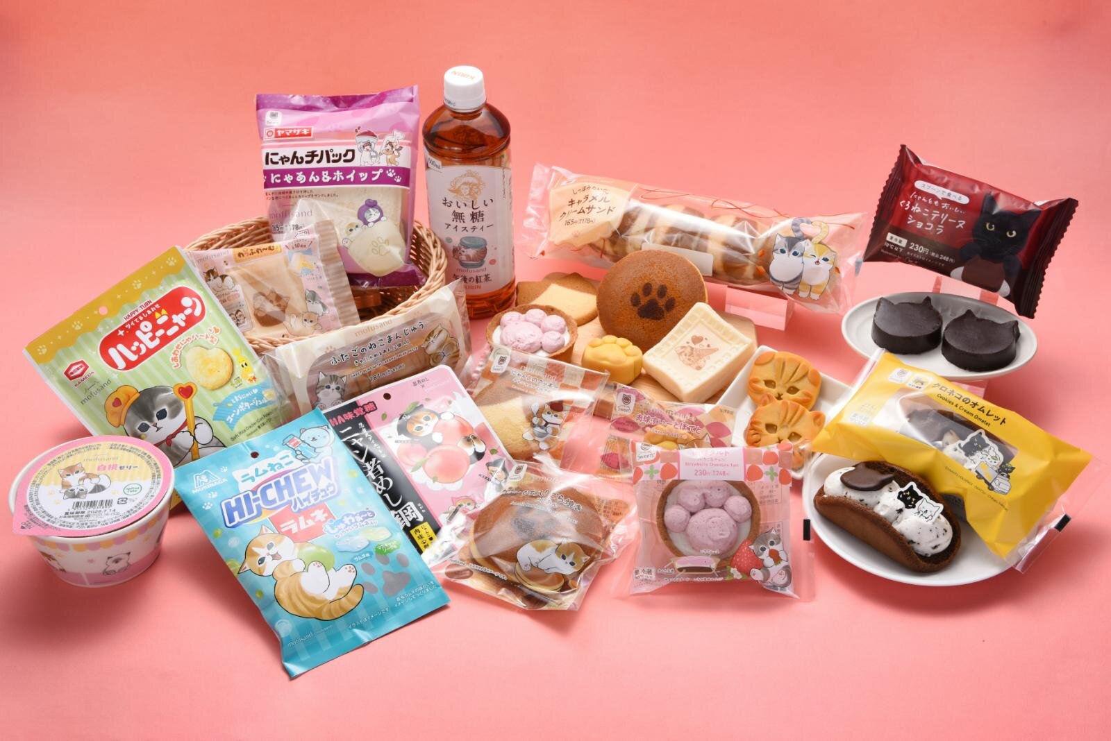 ファミリーマート「猫スイーツ」ぷっくり肉球タルト＆しっぽ風キャラメルクリームパン、人気菓子コラボも｜写真1