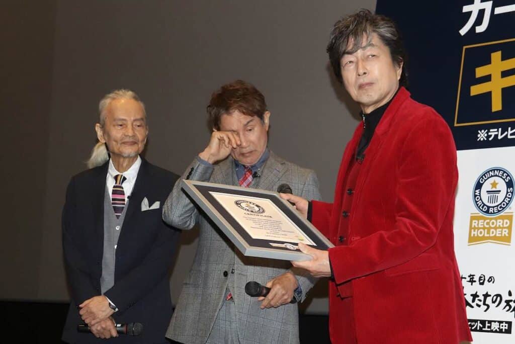 映画『五十年目の俺たちの旅』ギネス認定（左から）秋野太作、田中健、中村雅俊
